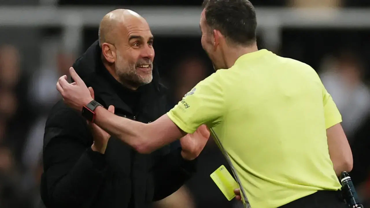 غوارديولا يسخر من التحكيم ويكشف تناقضات نظام الفار